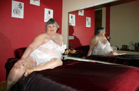 abuela tetona en topless pornografía foto