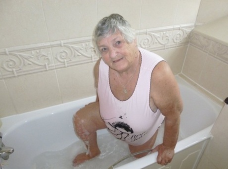 abuela frotando polla adulto superior foto