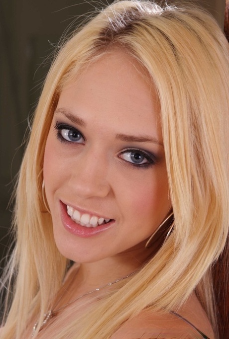 Kagney Linn Karter modelo de arte archivo