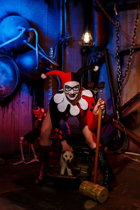 Harley Quinn modelo desnudo galería