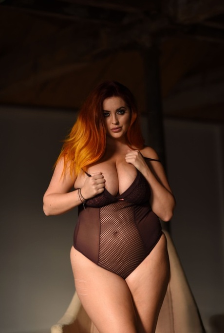 Lucy Vixen modelo caliente fotos